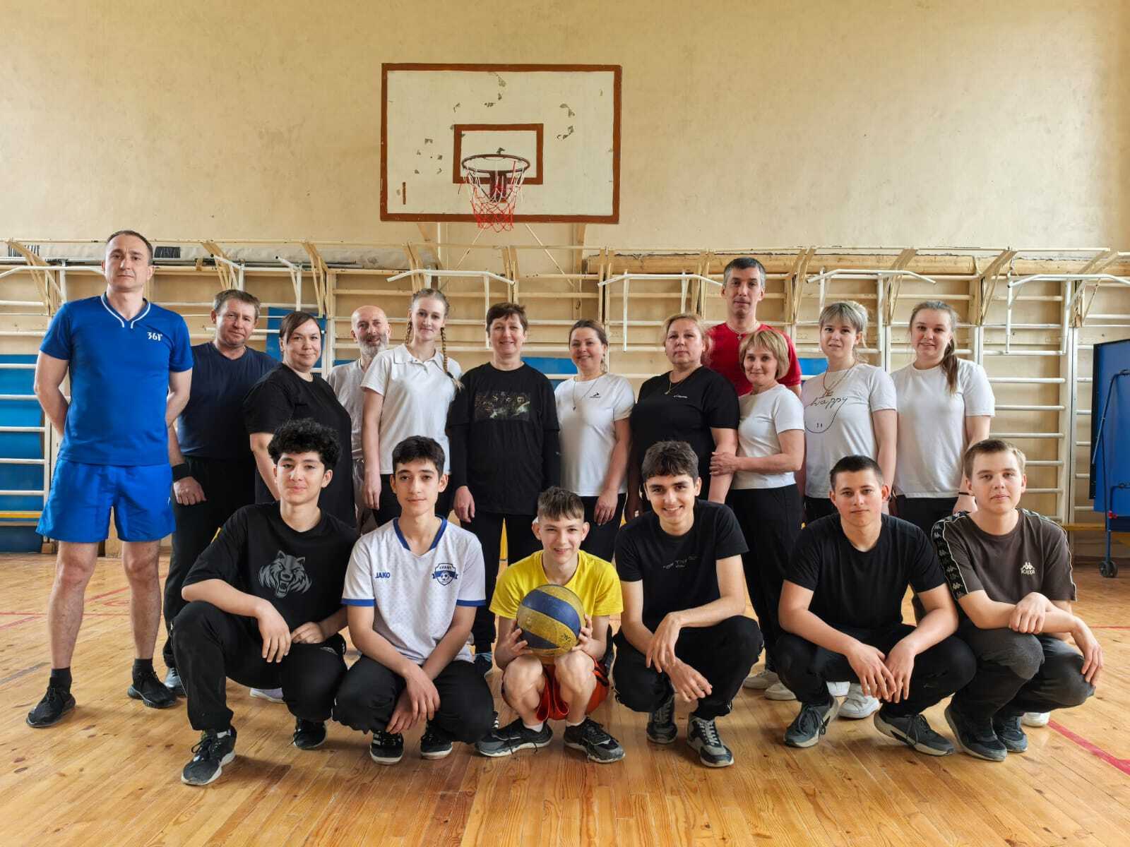 Турнир по волейболу среди учеников, учителей и родителей..