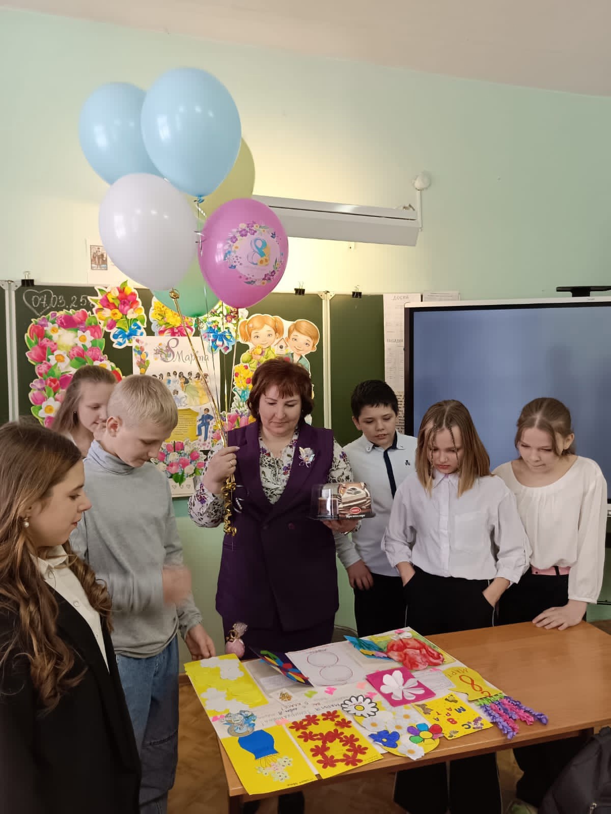 Учащие 5 класса поздравили с 8 марта сотрудников школы, детского сада, мамочек и одноклассниц!.