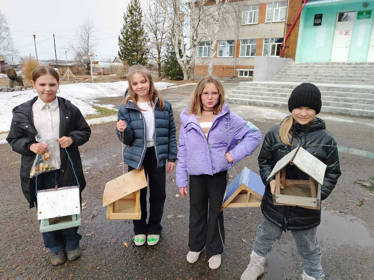В школе прошёл сегодня субботник для кормушек. .