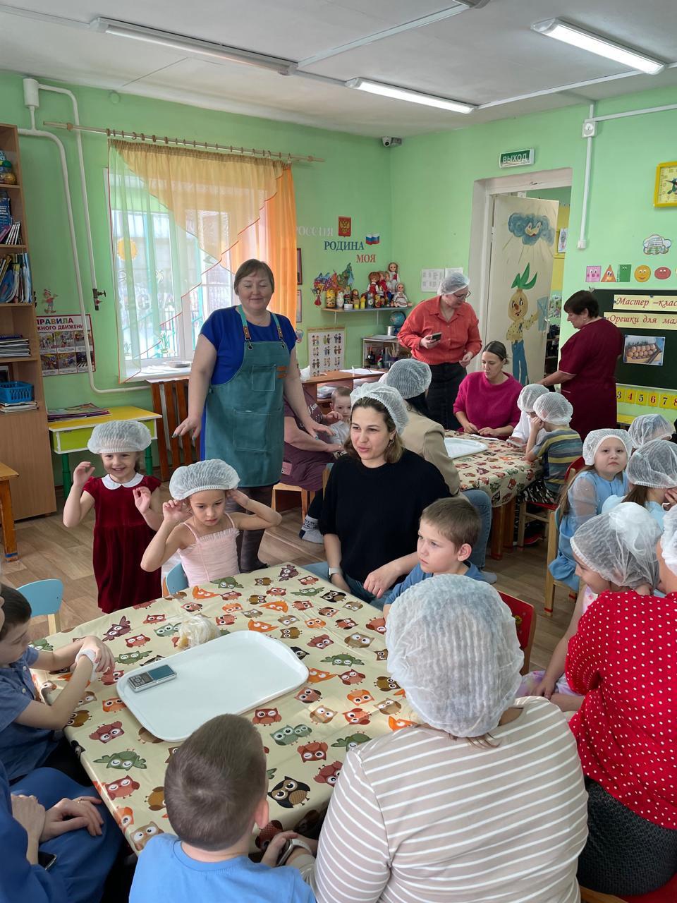 Поздравления мамочек с Международным  женским днём  в старшей группе.