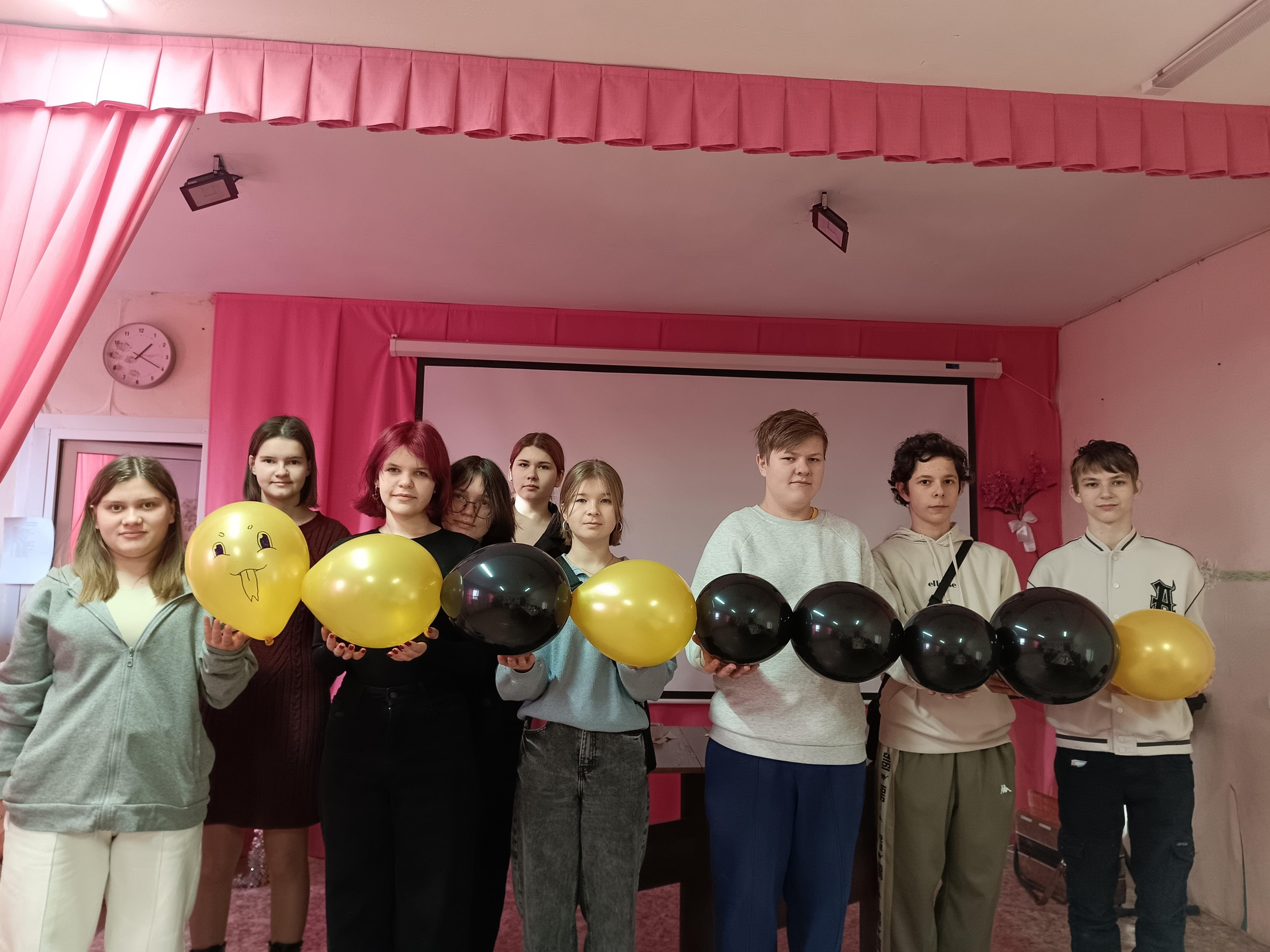 Учащиеся 9 класса устроили в ДК &amp;quot;Поросино&amp;quot; новогоднее чаепитие с конкурсами и играми!.