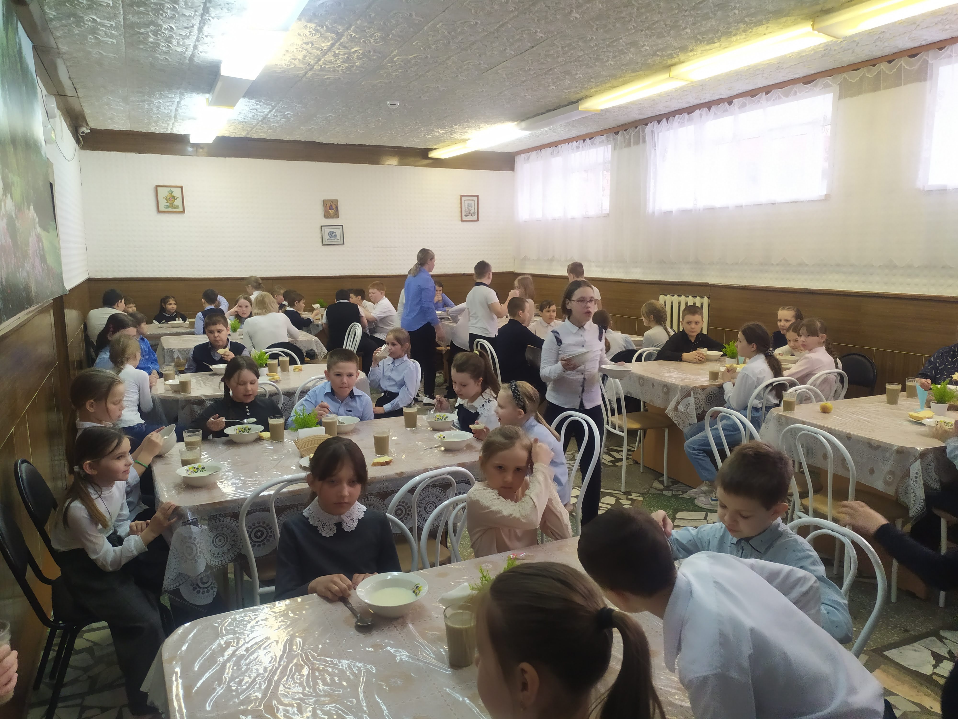 Завтрак начальной школы.